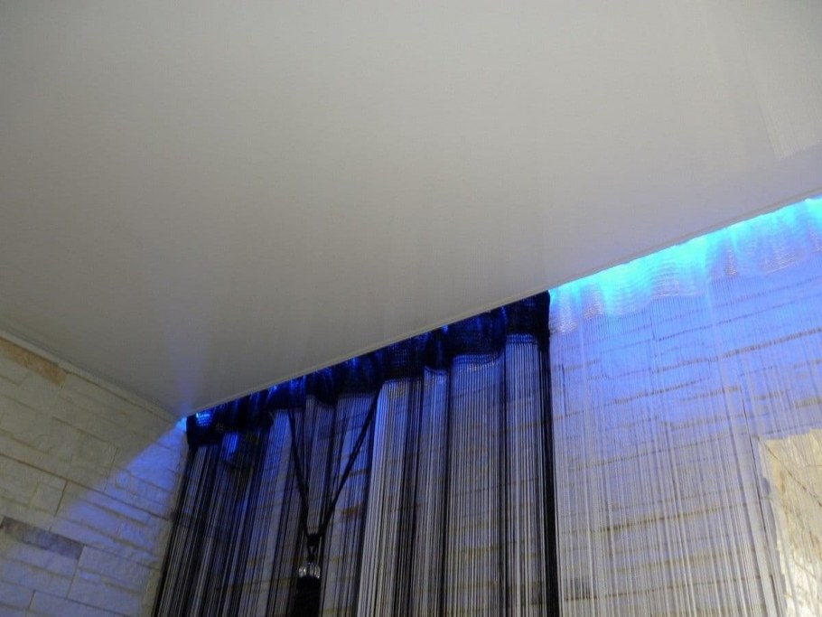 Скрытый карниз для натяжного потолка