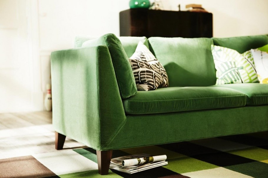 Зеленый диван в интерьере