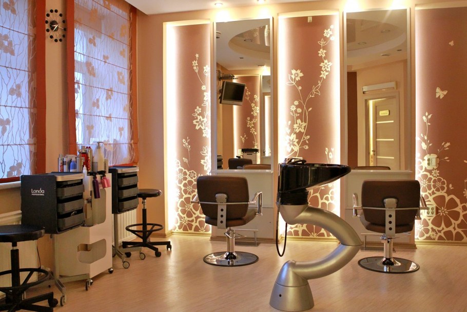 Интерьер салона красоты фиолетовый