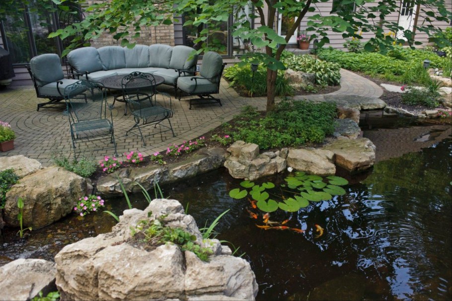 Патио с прудиком