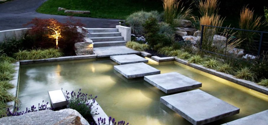 Прямоугольный водоем в саду