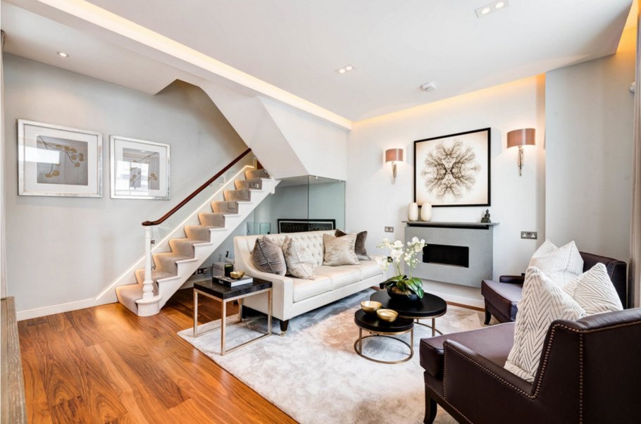 Маленькая гостиная с лестницей