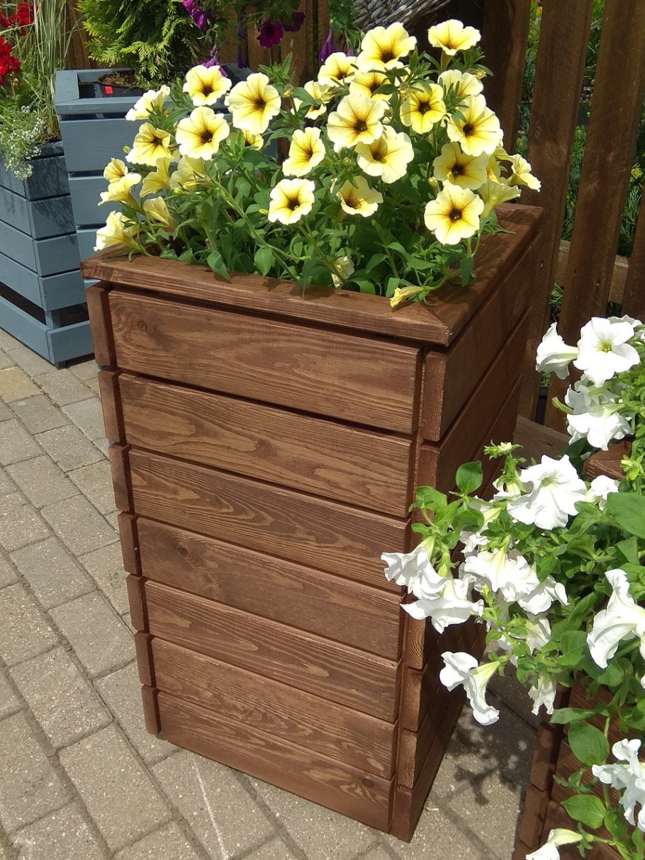 Уличные деревянные цветочницы