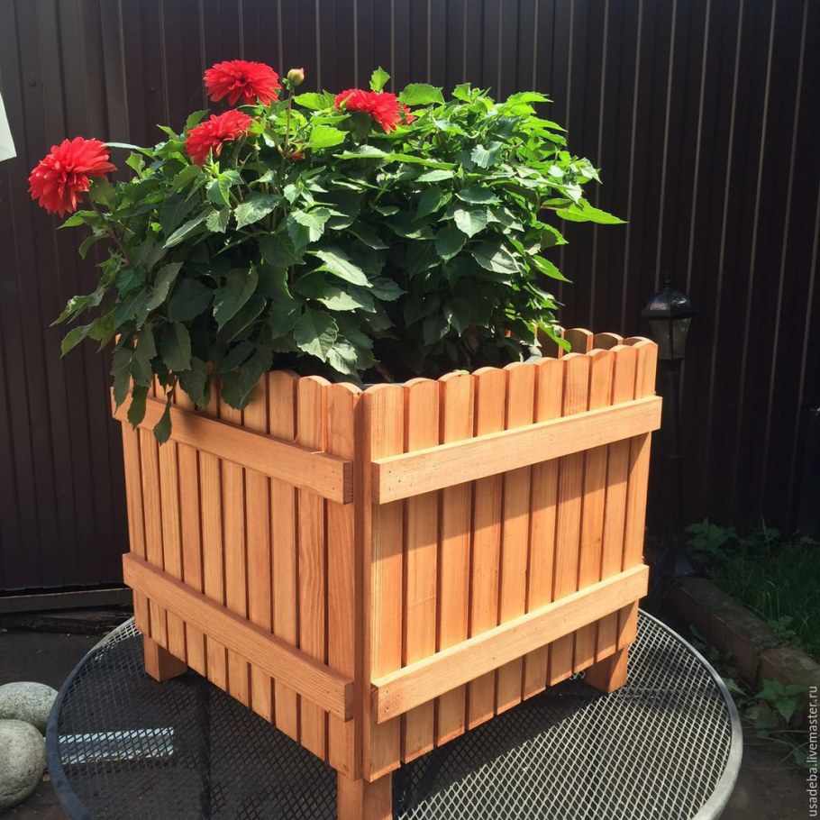 Уличные деревянные цветочницы