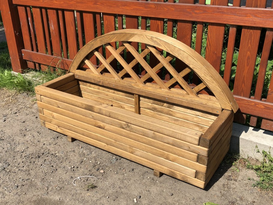 Оригинальные клумбы из дерева