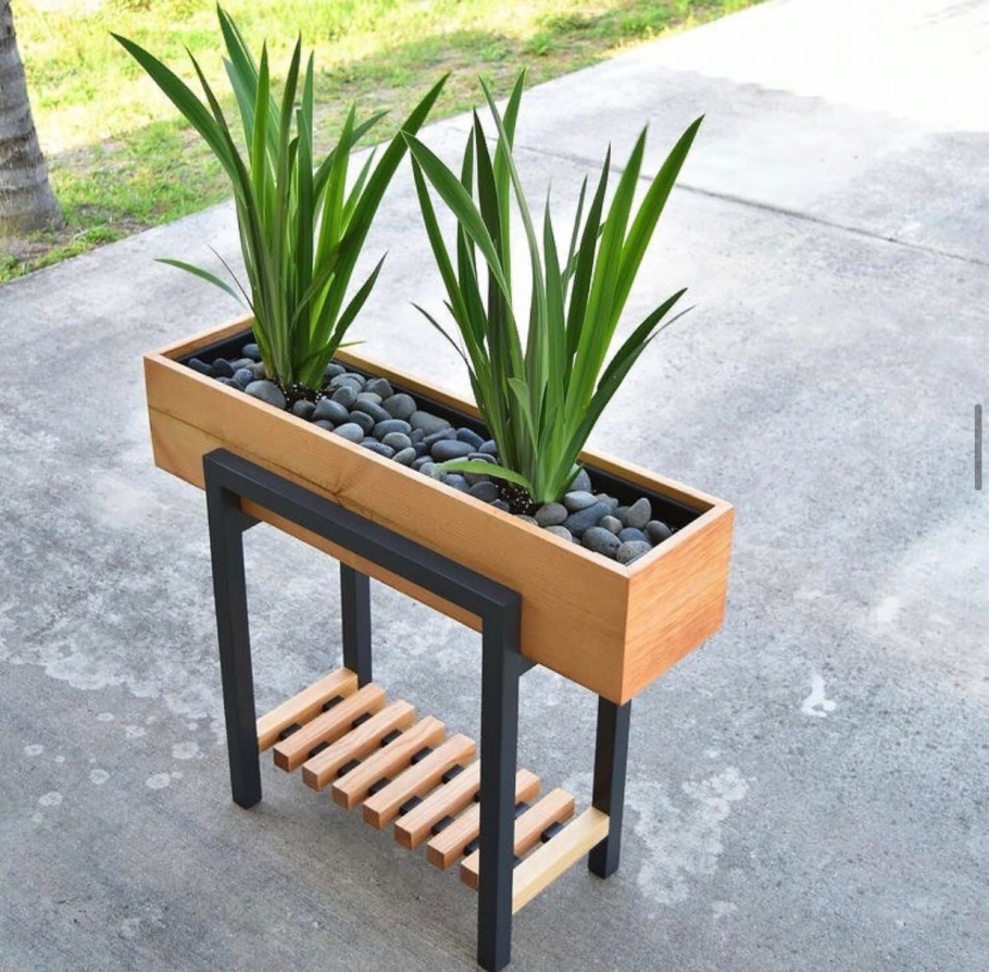 Современные цветочницы из дерева для сада