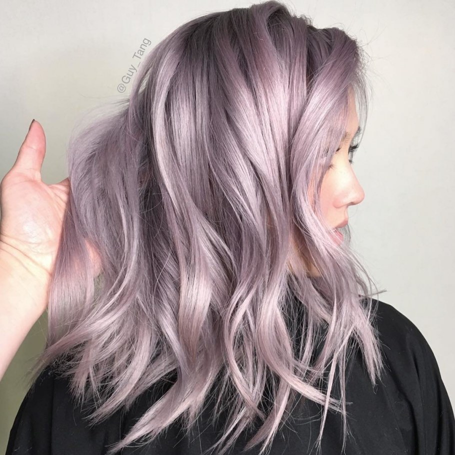 Холодный блонд с розовыми прядями