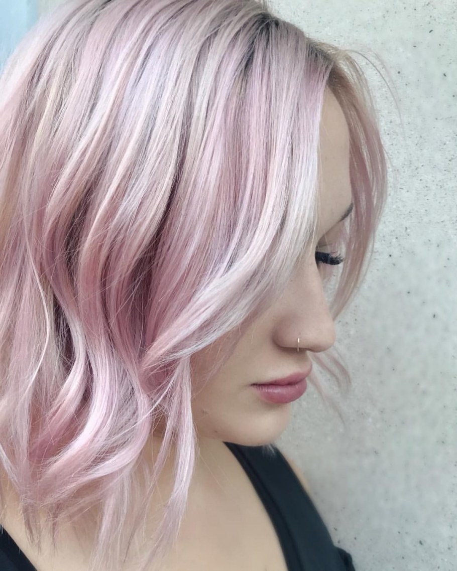 Блондинка с розовым отливом