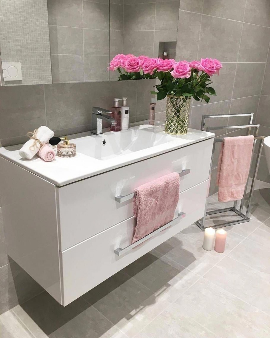 Серо-розовая ванная комната
