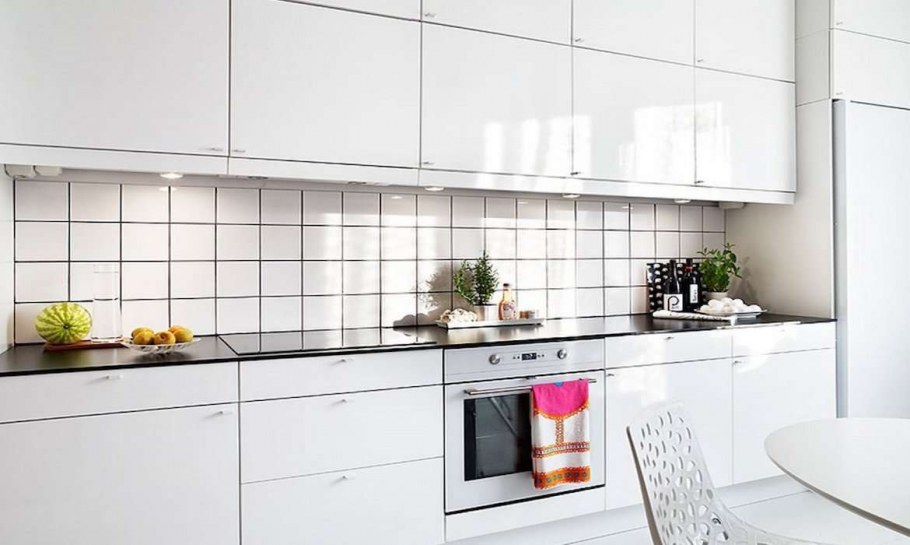 Фартук для белой кухни из плитки
