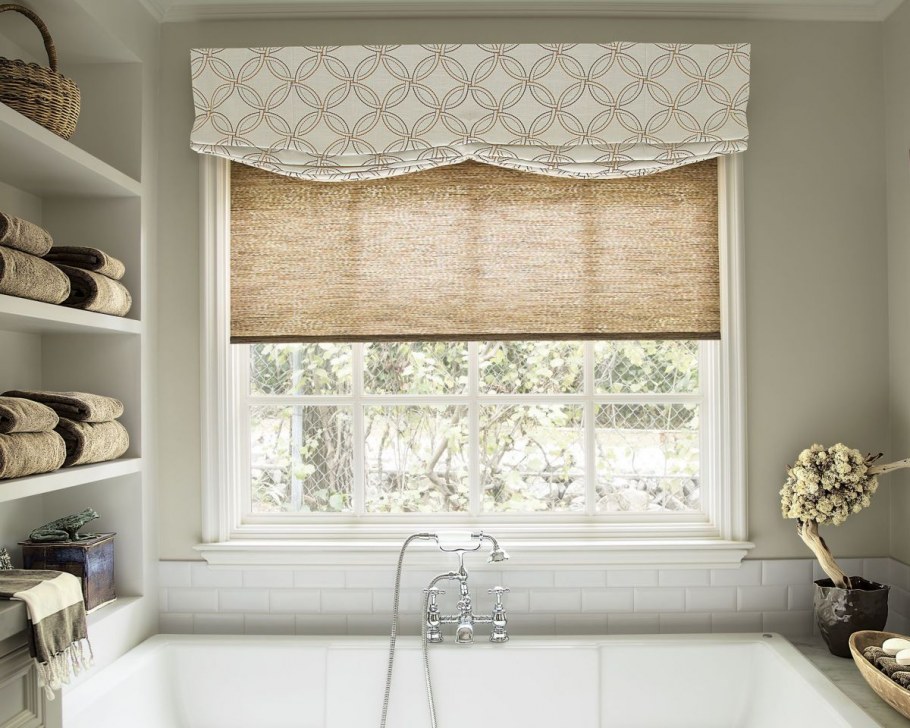 Окно с римской шторой в ванную