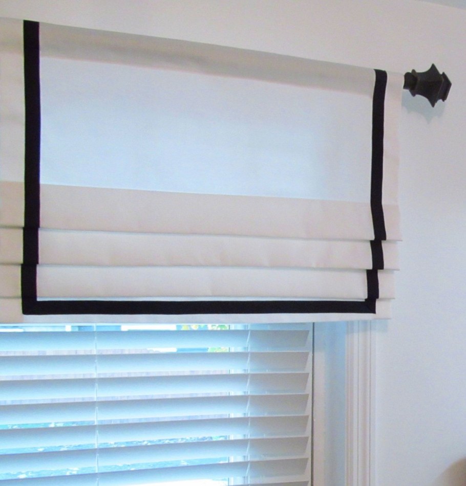 Римская штора с черным кантом