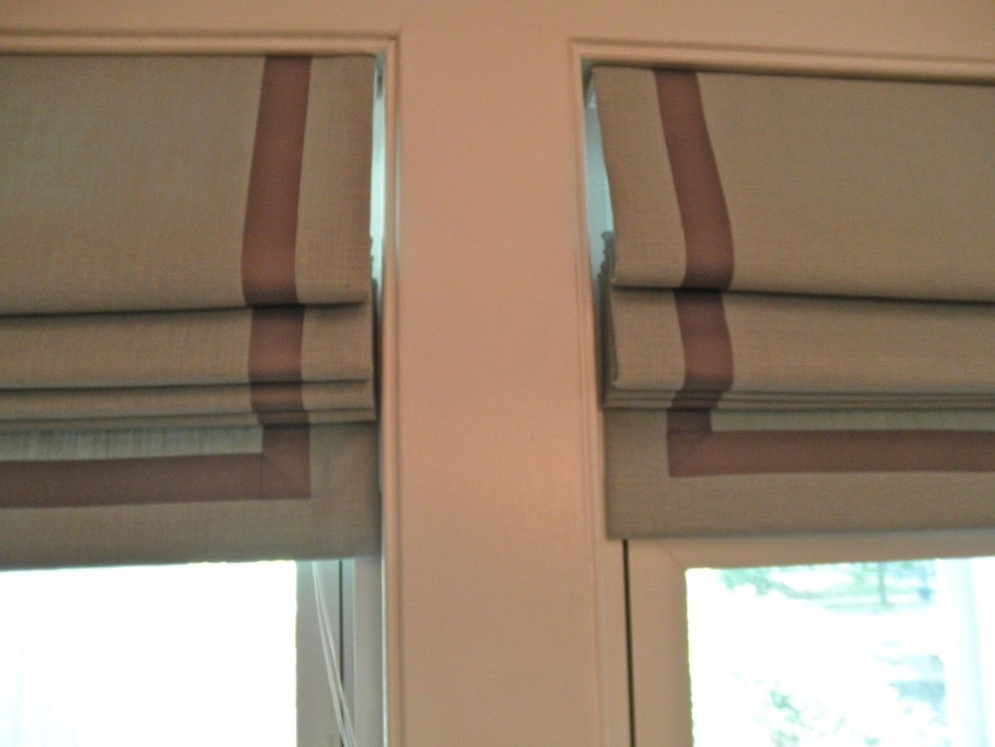 Римская штора с карнизом Bella 17 с кантом