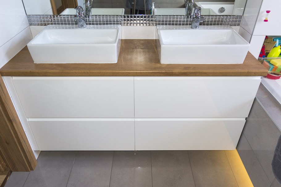 Белая тумба с деревянной столешницей