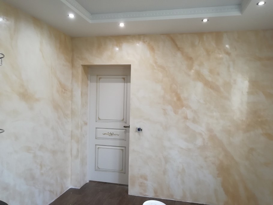 Декоративная штукатурка короед в коридоре