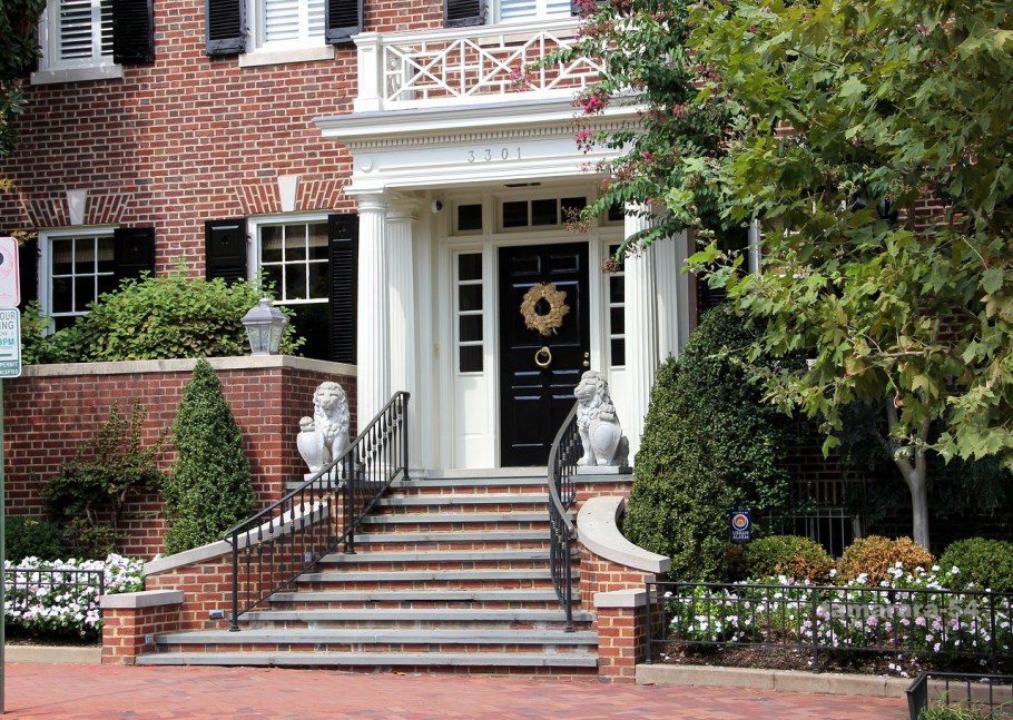 Входная зона на участок