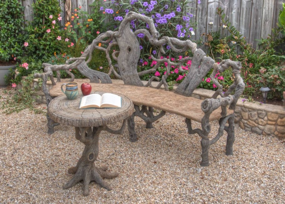 Каменная скульптура в саду