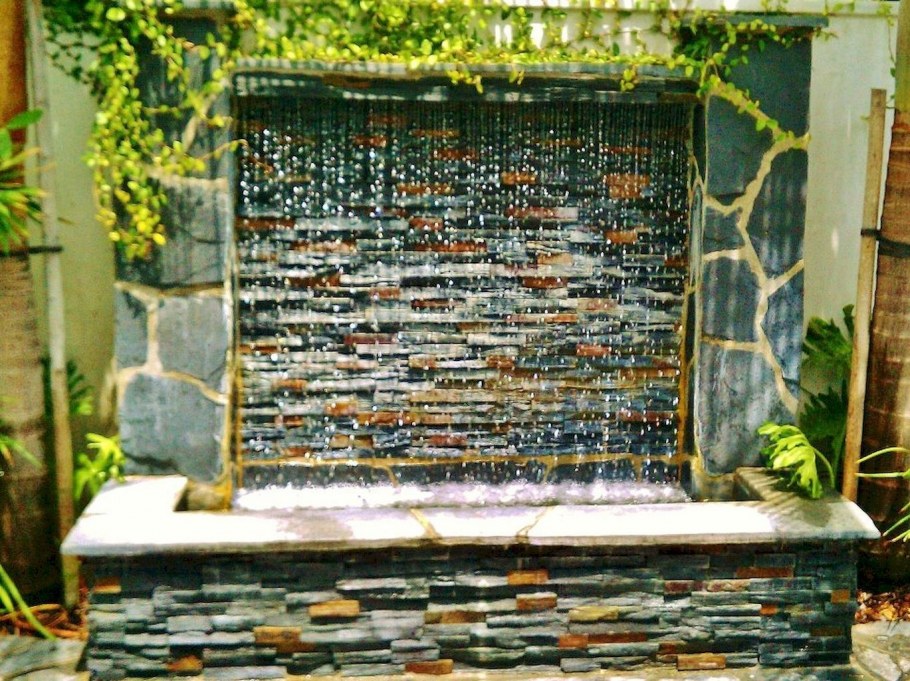 Водяная стена в саду