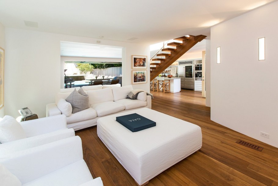 Кухня гостиная с выходом на террасу