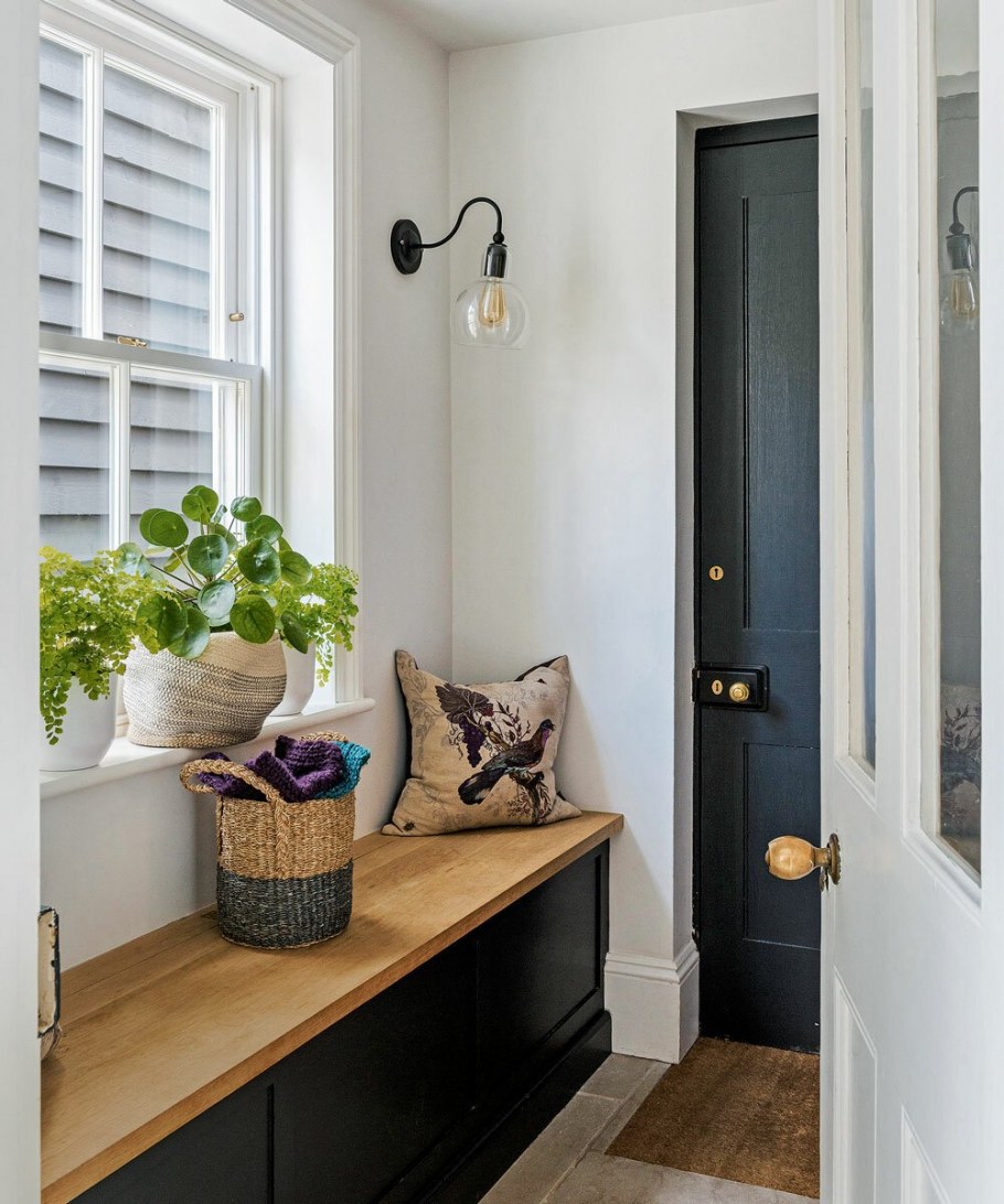 Прихожая с окном