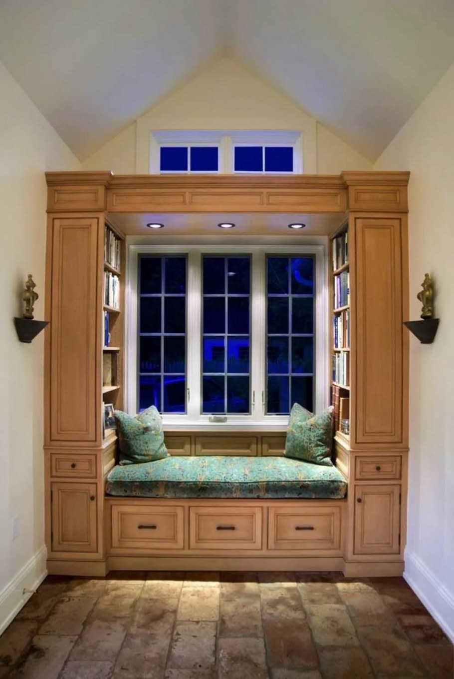 Встроенная мебель вокруг окна