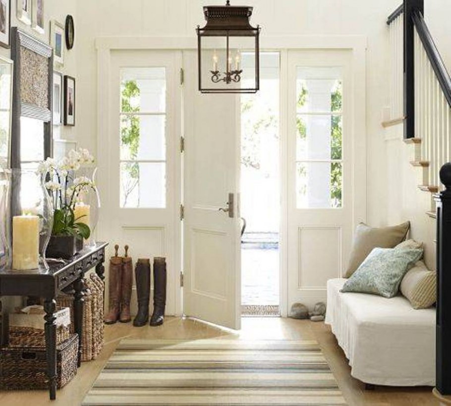 Уютная прихожая в частном доме