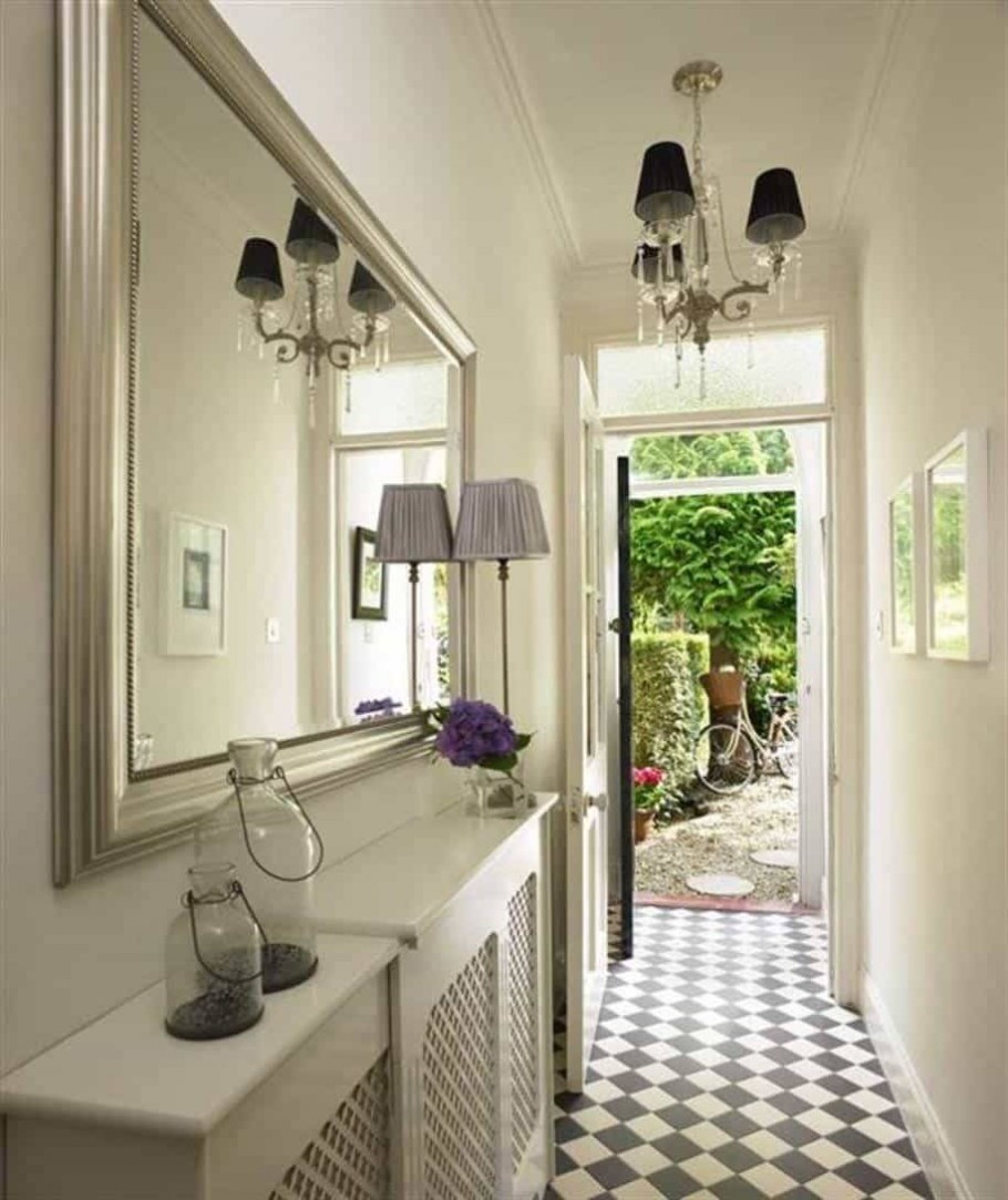 Уютная прихожая в частном доме