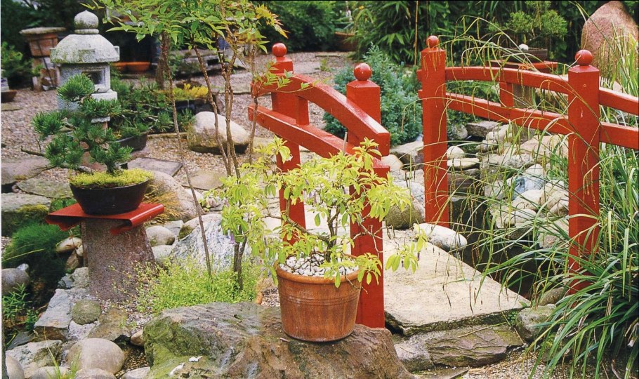 Мостик на даче в японском стиле