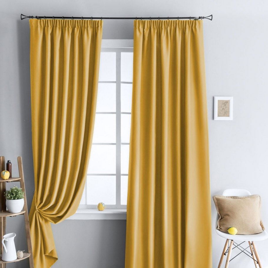 Желтые шторы в интерьере гостиной