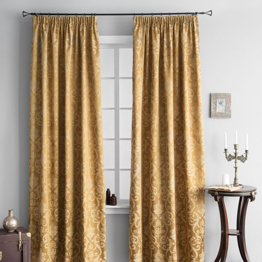 Интерьер гостиной с эркером