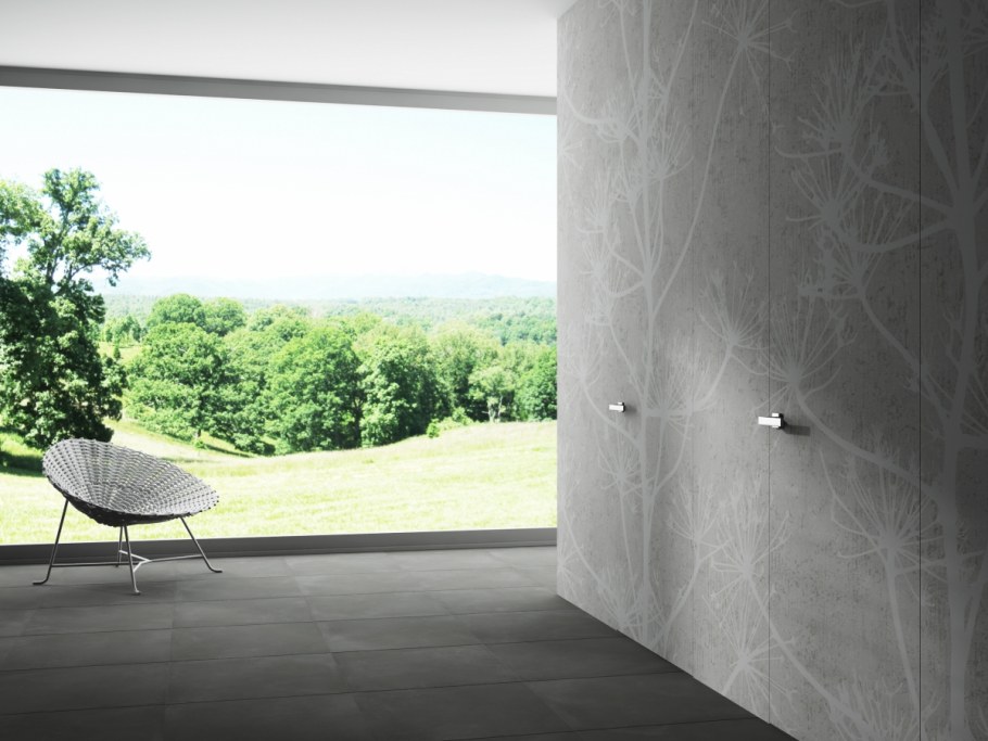 Входная дверь в прихожей