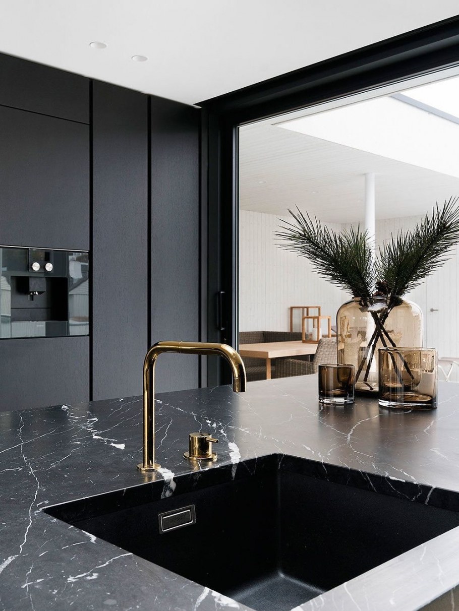 Столешница мрамор Неро Марквино