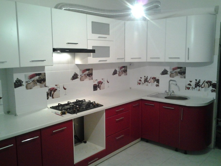 Кухонный гарнитур бордового цвета