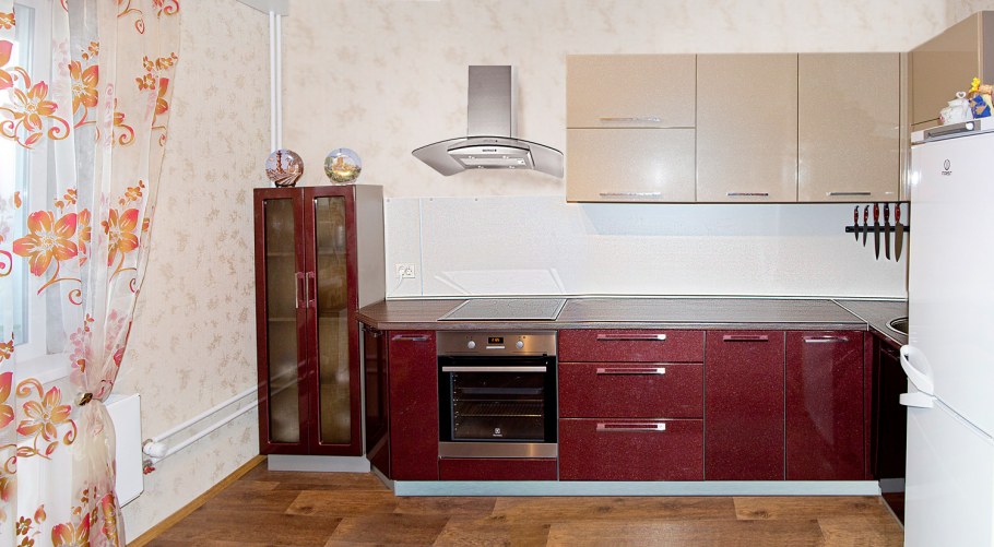 Белая кухня с красным фартуком