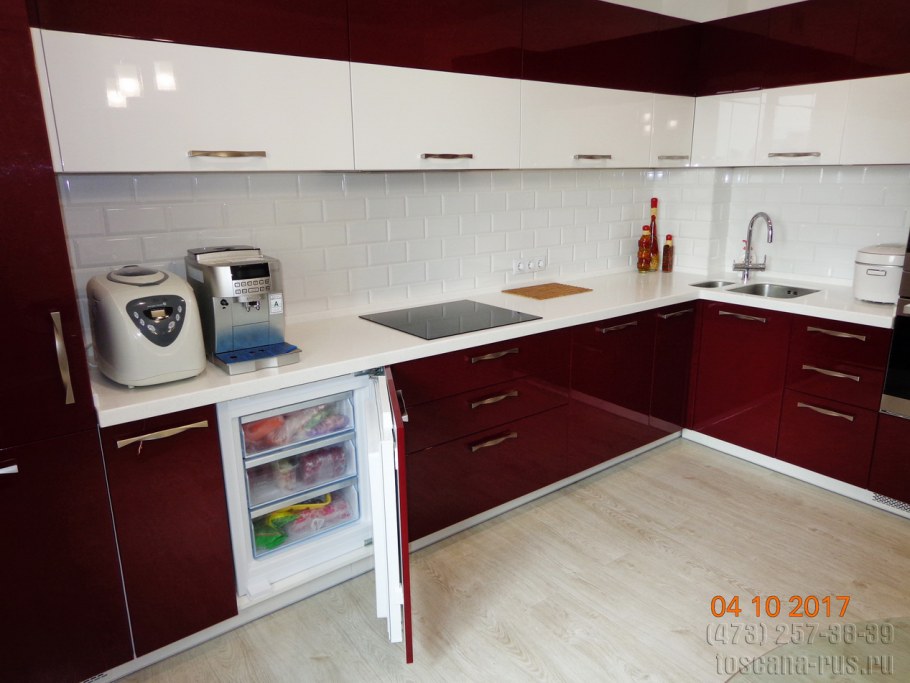 Кухонный гарнитур белый верх красный низ