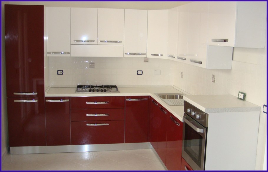 Кухня угловая бордовая с белым