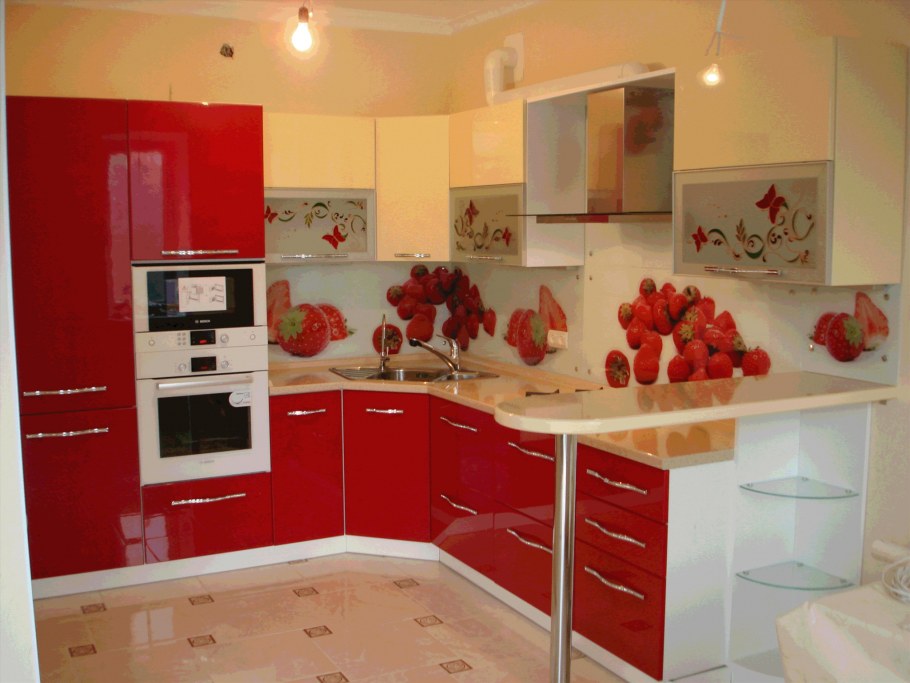 Красная кухня и бежевый фартук