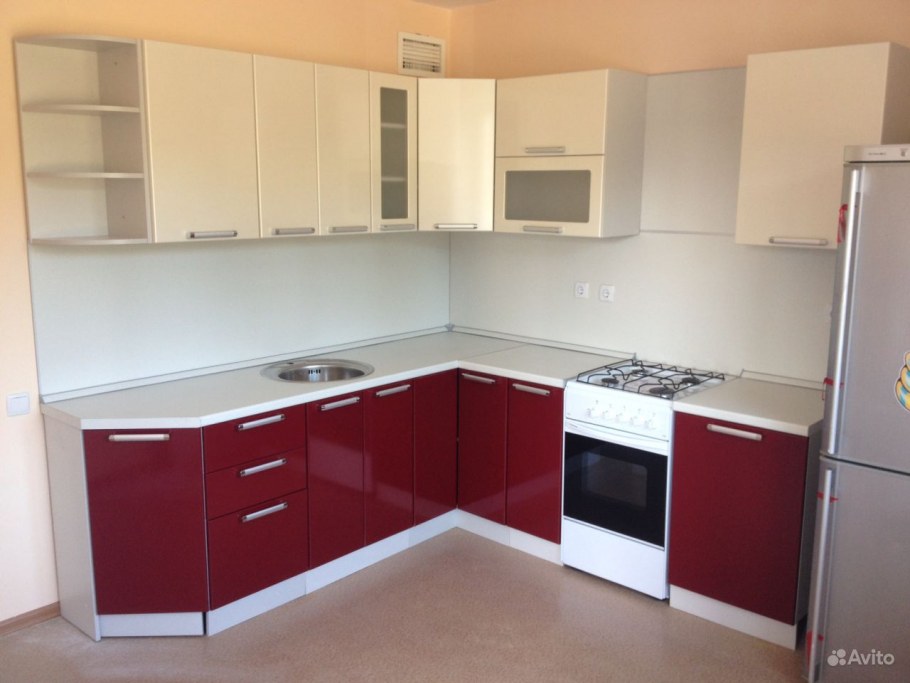 Кухонный гарнитур белый верх вишневый низ