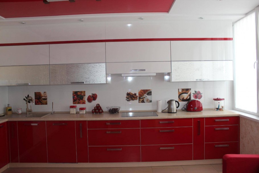 Кухня бордо с белым