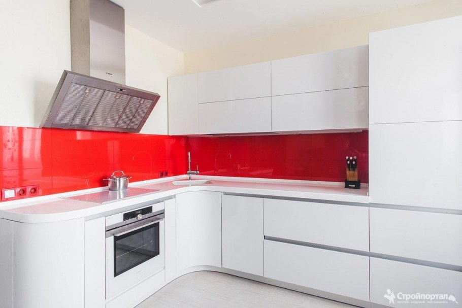 Кухни угловые с красным беж