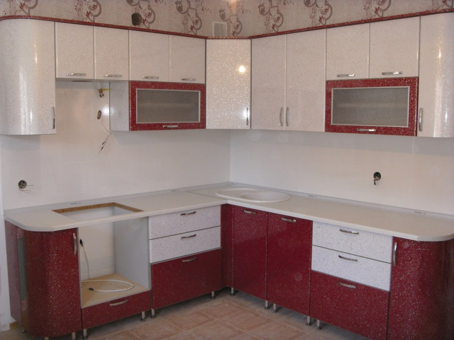 Угловая кухня бежевый верх,бордовый низ