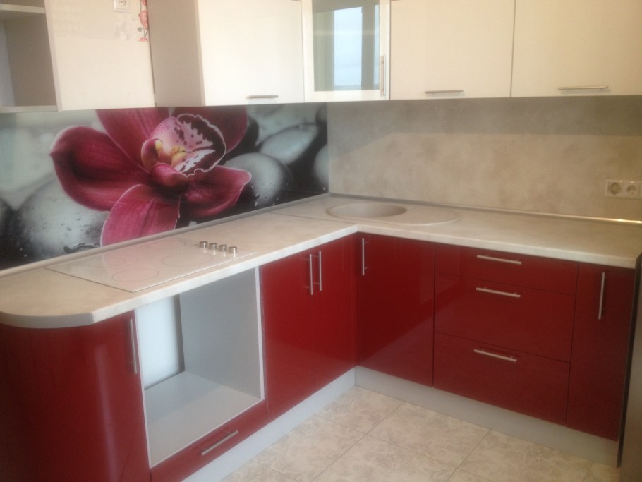 Кухня угловая бордовая с белым