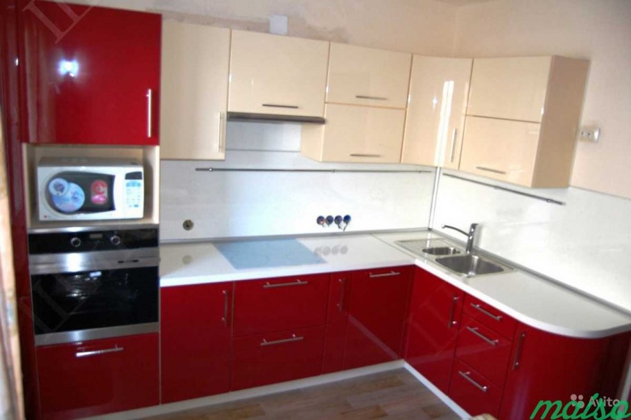 Кухонный гарнитур белый верх красный низ