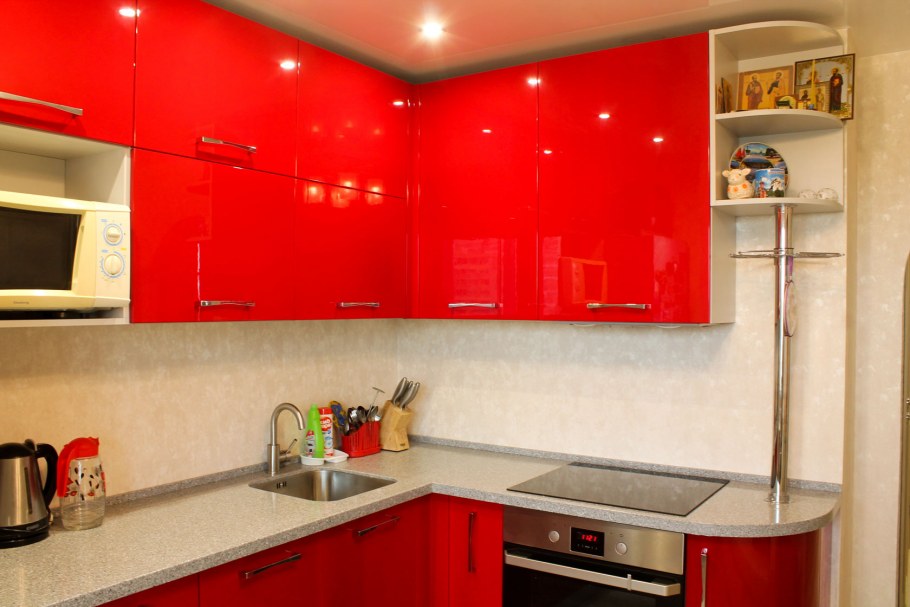 Фартук для красной кухни из стекла