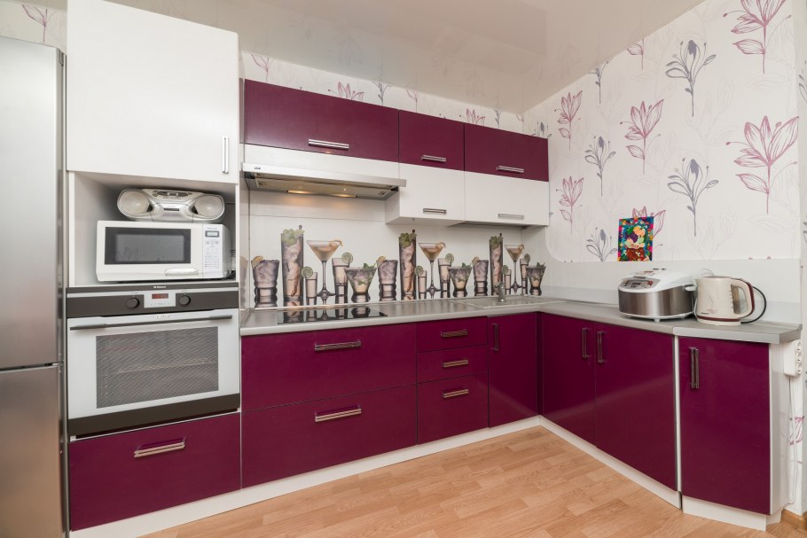 Красная кухня с серой столешницей