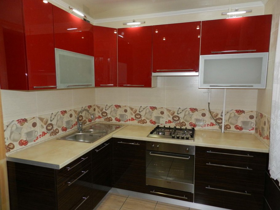 Красный кухонный гарнитур пластик