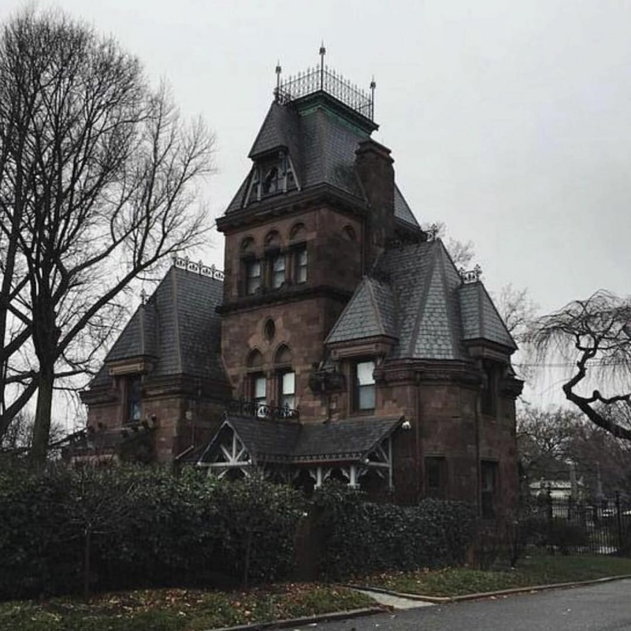 Готический Викторианский особняк Лесной