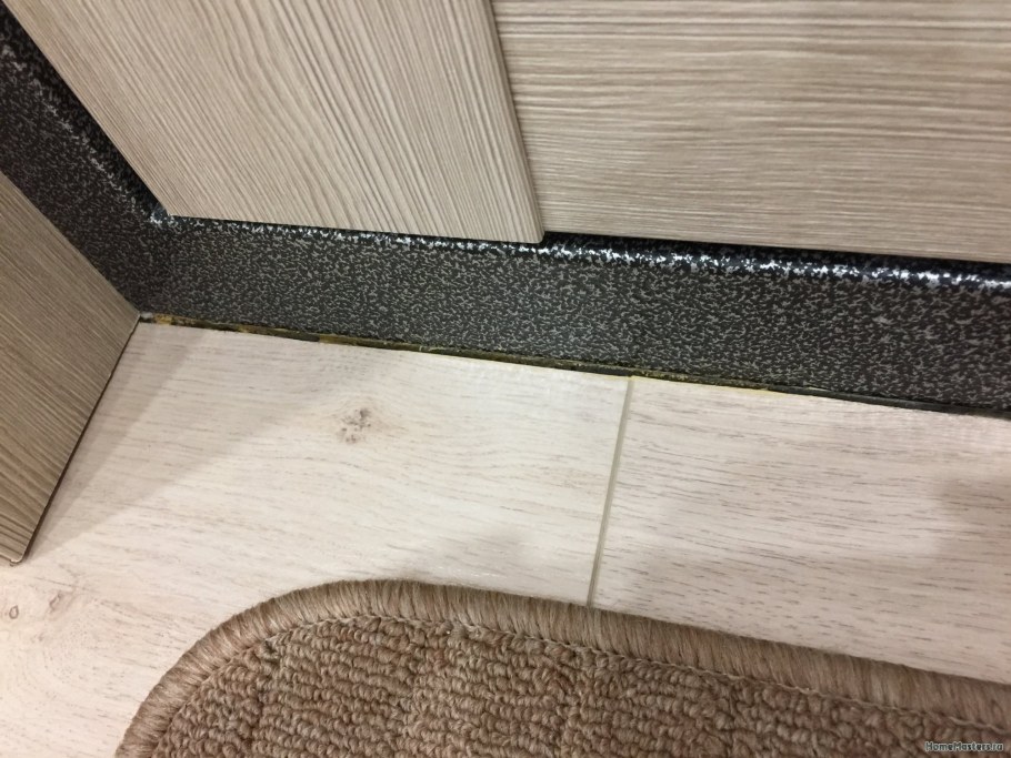 Стык ламината и входной двери