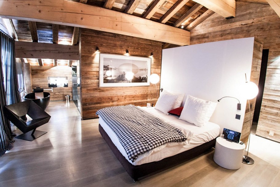 Хай тек интерьер в деревянном доме