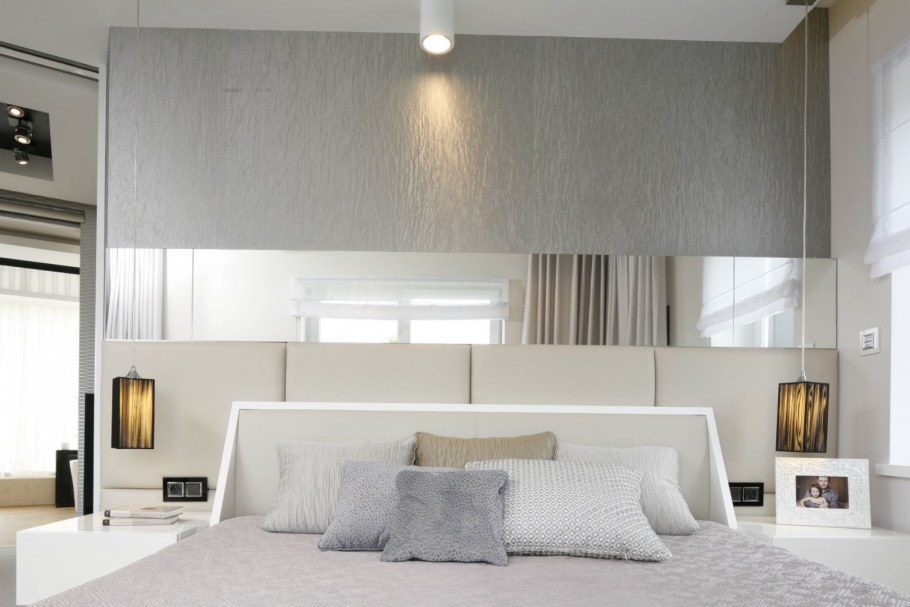 Зеркальные стены за изголовьем кровати